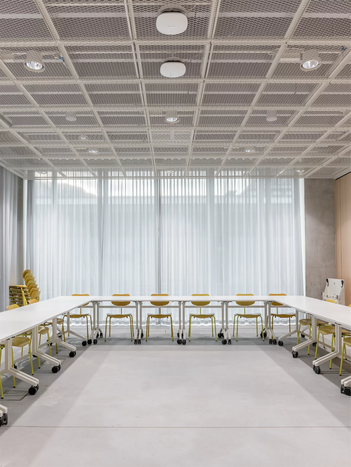 wilde-spieth_references_hochschulcampus-brig_3.jpg The SE 68 multi purpose chair in monochrome yellow in a modern conference setting at Hochschulcampus Brig