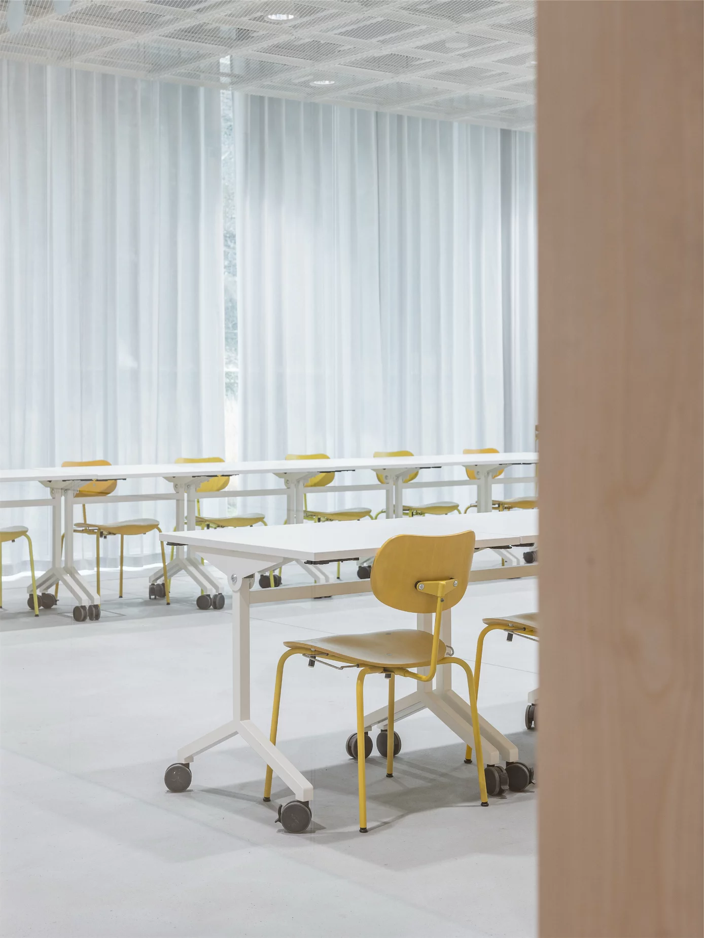 wilde-spieth_references_hochschulcampus-brig_4.jpg The SE 68 multi purpose chair in monochrome yellow in a modern conference setting at Hochschulcampus Brig