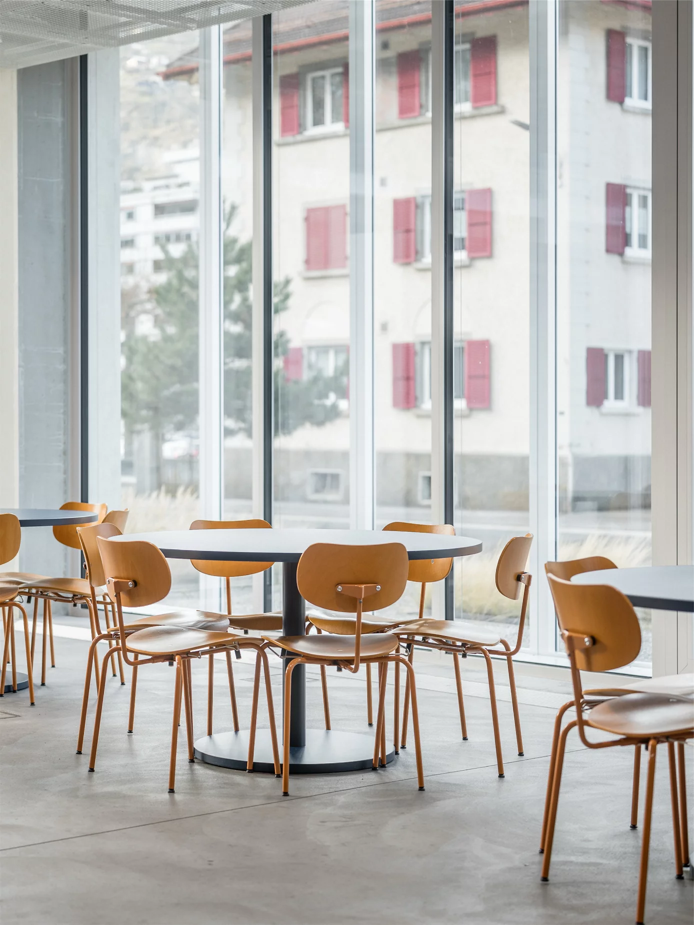 wilde-spieth_references_hochschulcampus-brig_7.jpg The SE 68 multi purpose chair in monochrome yellow in a modern cafeteria setting at Hochschulcampus Brig