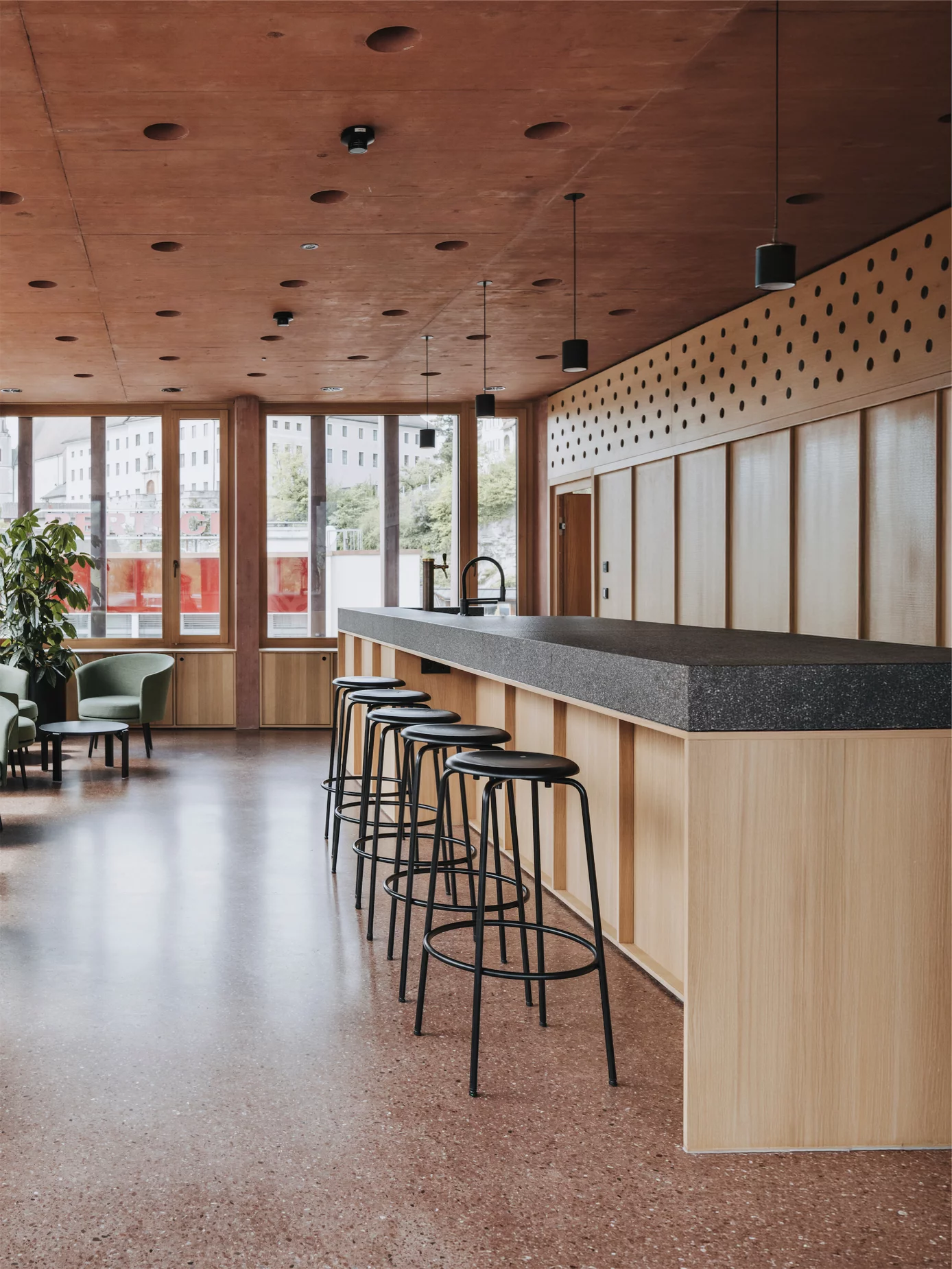 wilde-spieth_references_jaeger-bau_4.jpg The SB 68 bar chair in a modern café/bar setting at the Jäger Bau Bar