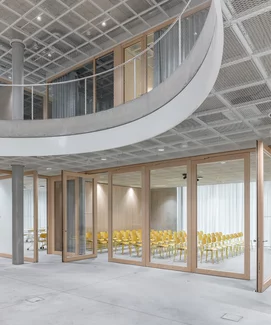 The SE 68 multi purpose chair in monochrome yellow in a modern auditorium setting at Hochschulcampus Brig