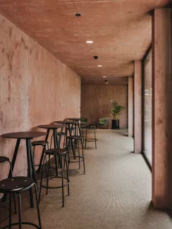 wilde-spieth_references_jaeger-bau_3.jpg The SB 68 bar chair in a modern café/bar setting at the Jäger Bau Bar