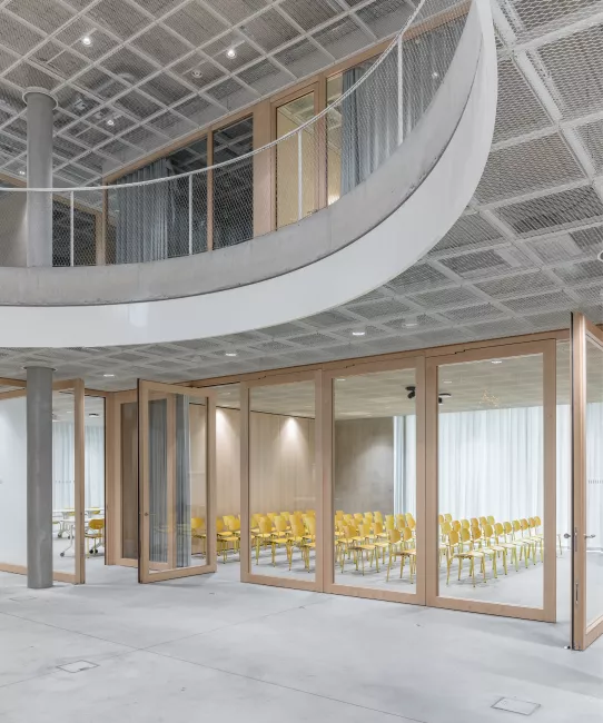 The SE 68 multi purpose chair in monochrome yellow in a modern auditorium setting at Hochschulcampus Brig