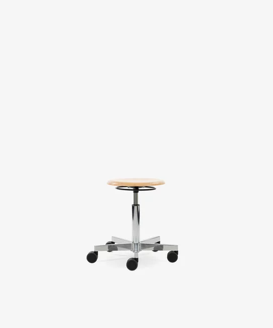 S 193 R20 Swivel Stool front view in beech/chrome