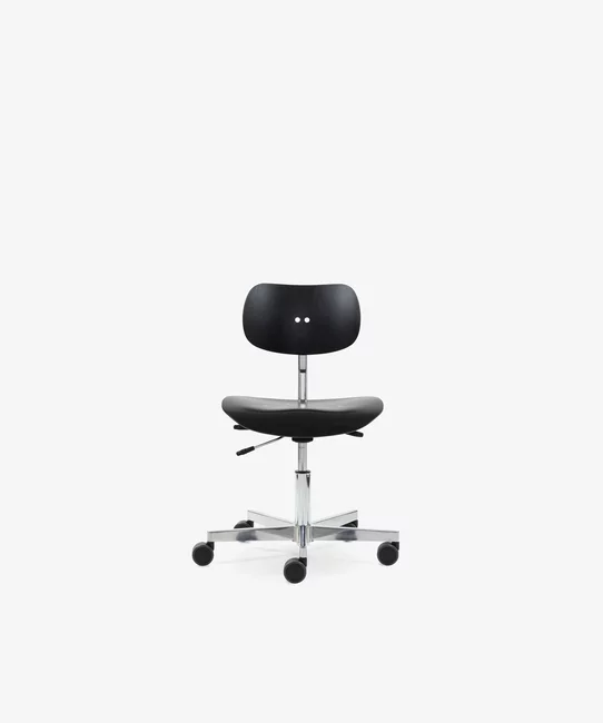 S 197 R20 Swivel Chair front view in black/chrome
