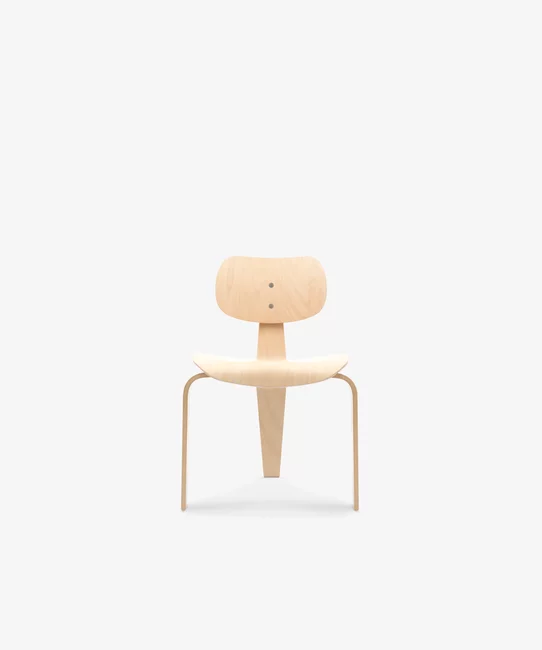 SE 42 3-legged-chair front view in beech